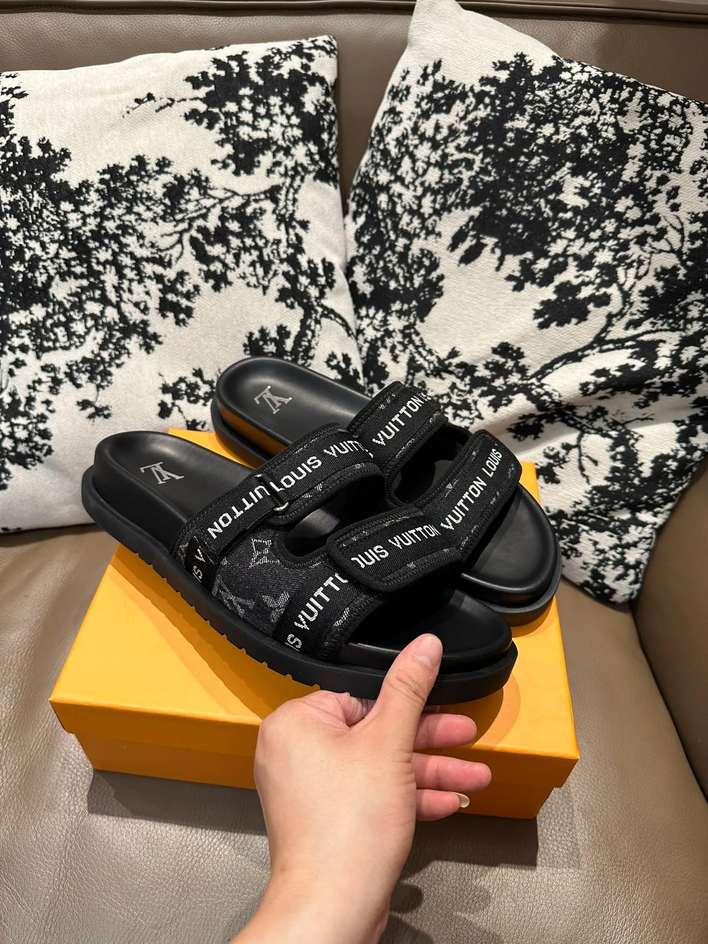 Men's shoes 💰360💰 LV flip flops, cowhide surface, sheepskin lining, size 36-46